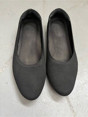 Vivaia round almond toe ballet flats black